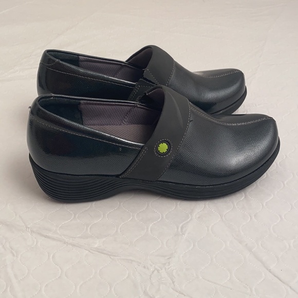 Work Wonders by Dansko Camellia gray pattern patent clog - Picture 2 of 10